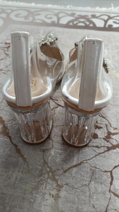 Дамски Официални обувки с камъни 40 номер, но отговарят на 39 н.