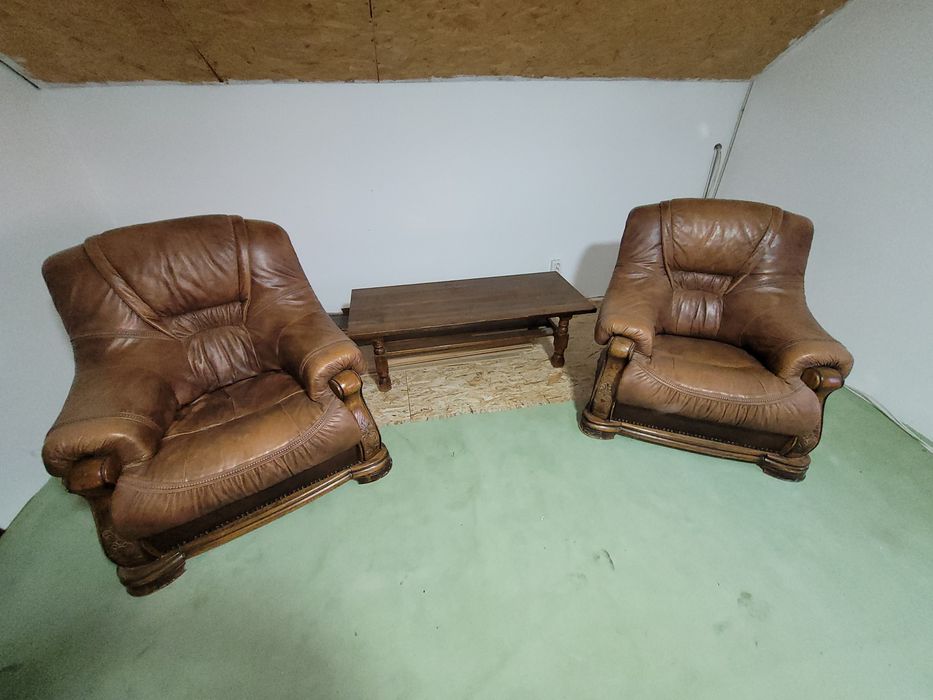 Vînd două fotolii piele.