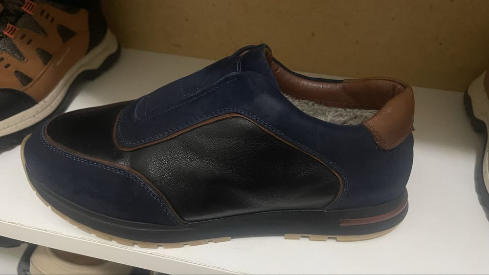 Бу  балаларға арналған аяқ киімдер сатылады