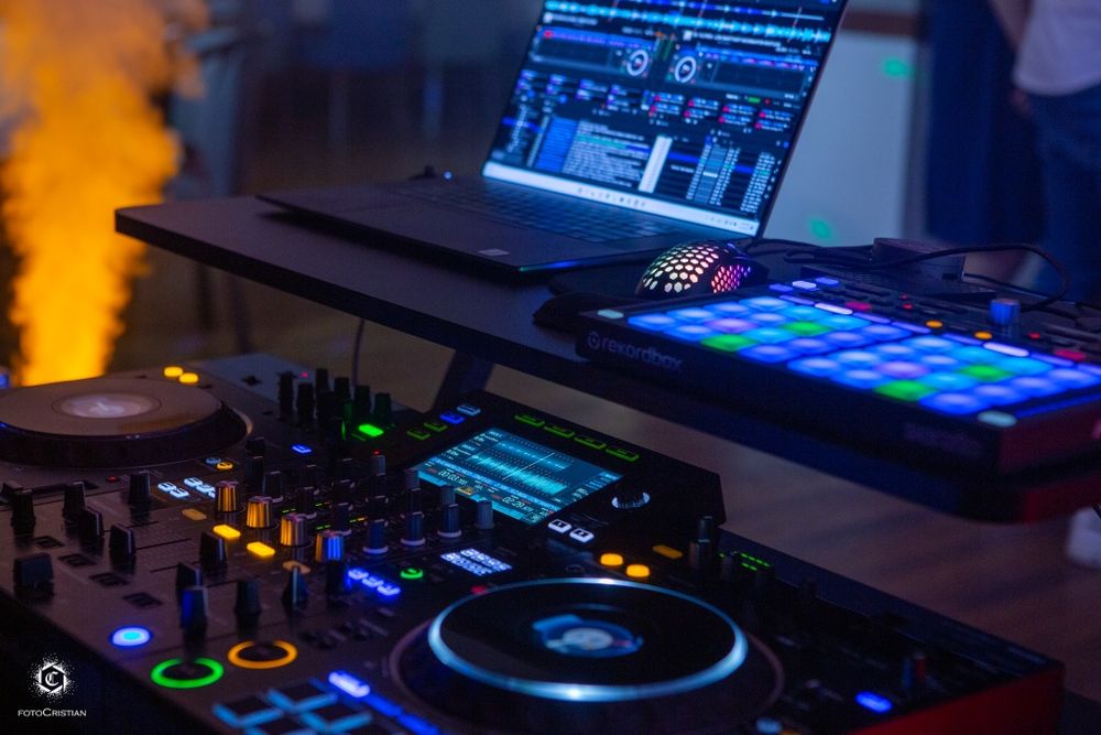 DJ. Sonorizare Evenimente Nunti~Botez~Aniversari~Club>party privat