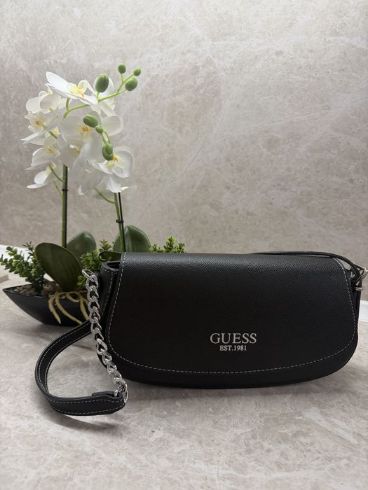 Дамска чанта на Guess