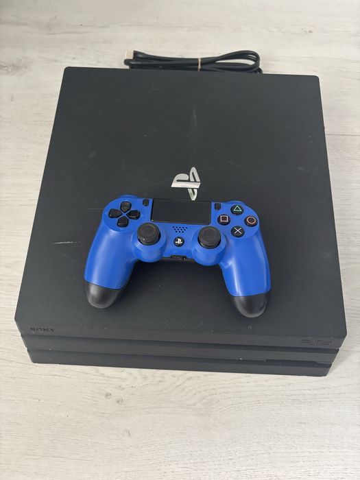 Playstation 4 Pro, 1TB, maneta, cd joc