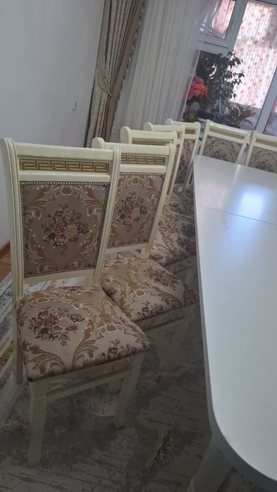 Стол стулями для гостиной