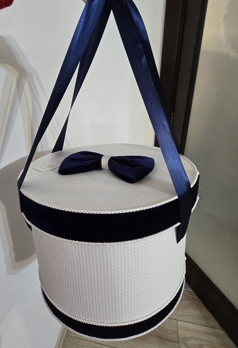 Cufar/ cutie eleganta trusou Botez Baieti Alb Cu Funda Catifea Bleumarin AnneBebe