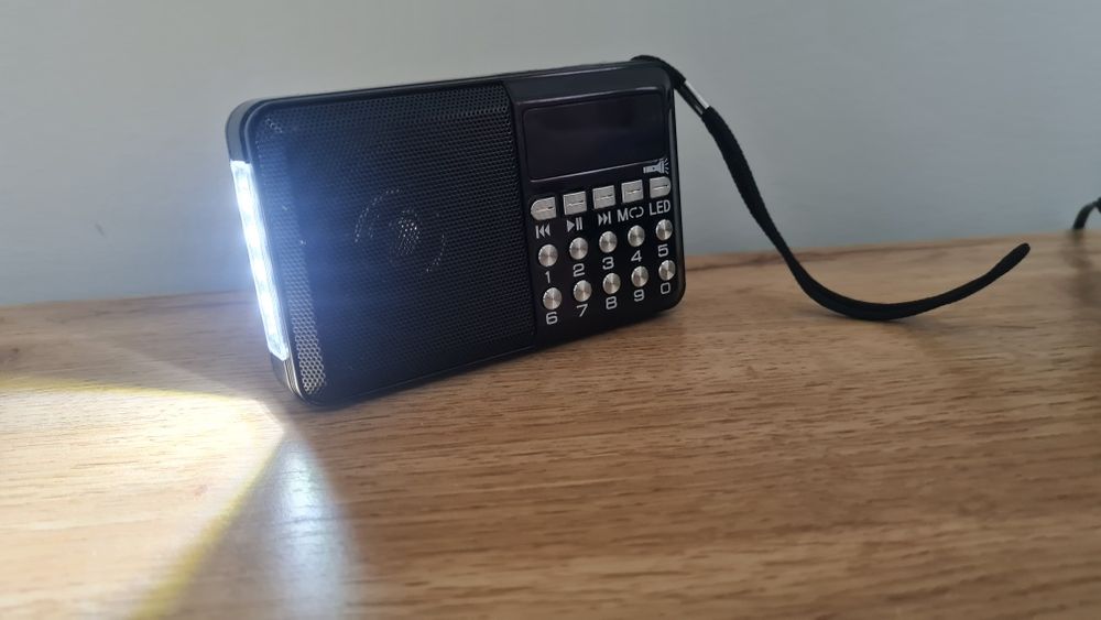 Джобно радио с фенерче и карта памет