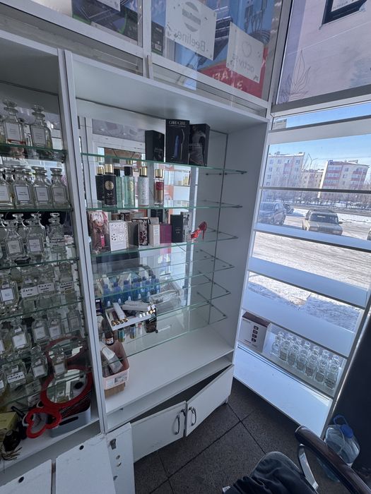 Продаю полки, ветрины.