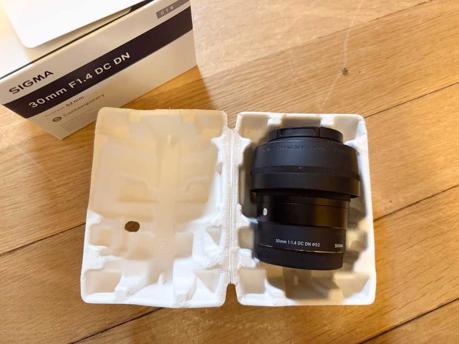 Sony ZV-E10 4K + Sigma 30mm F1.4 – în garanție până în august 2027
