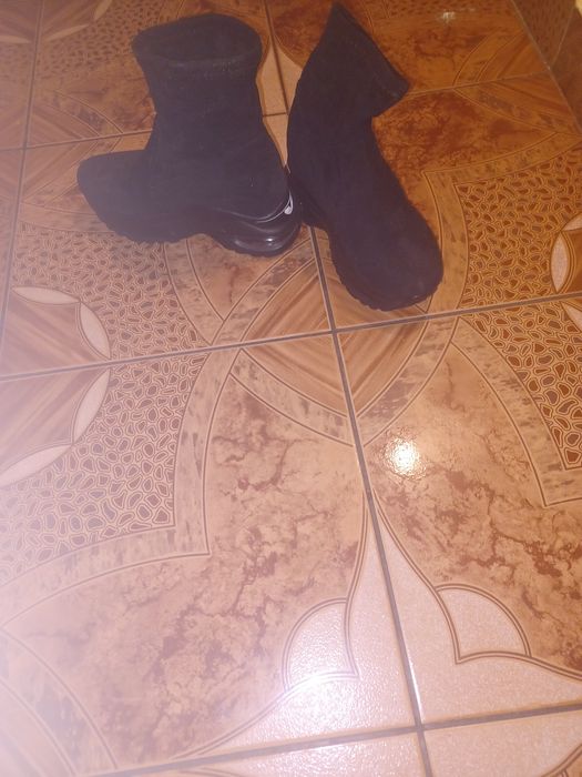Botine nr 37 ,pret 100 lei o singura data au fost purtati.
