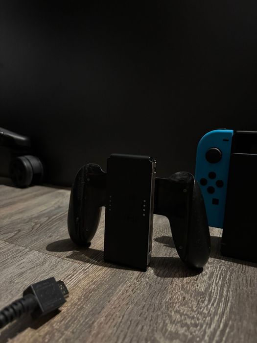Nintendo switch 1 cu o consola.