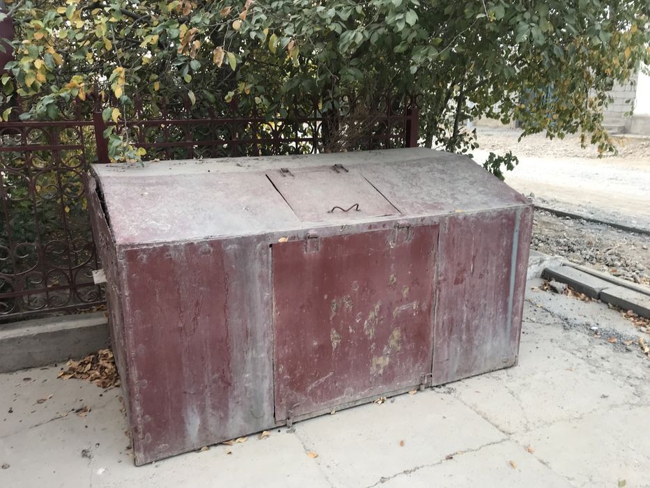 Желездный мусорный ящик