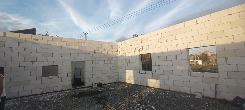 Кладка перегородка стена газаблоком, кирпичом