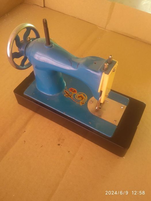 Продается детская швейная машинка рабочая