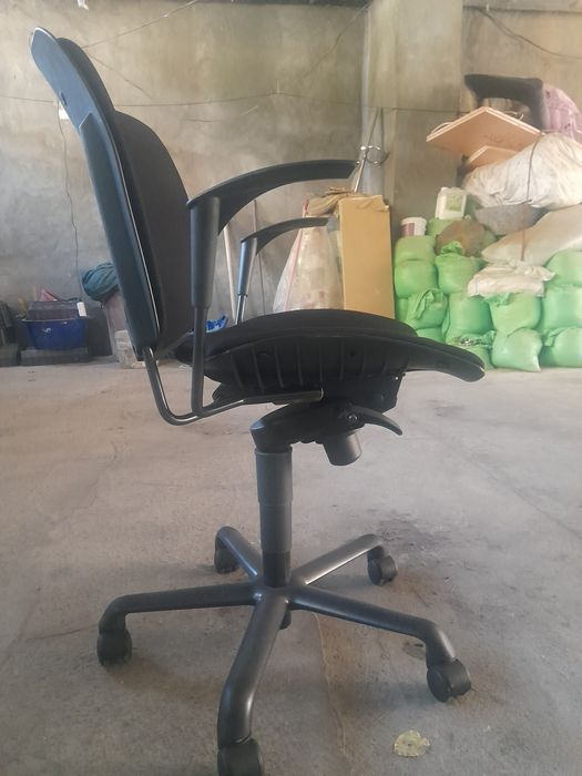 Продаются офисное кресло в рабочем состоянии.