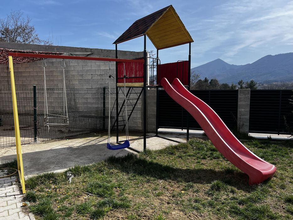 Детска площадка пързалка с къщичка и люлки