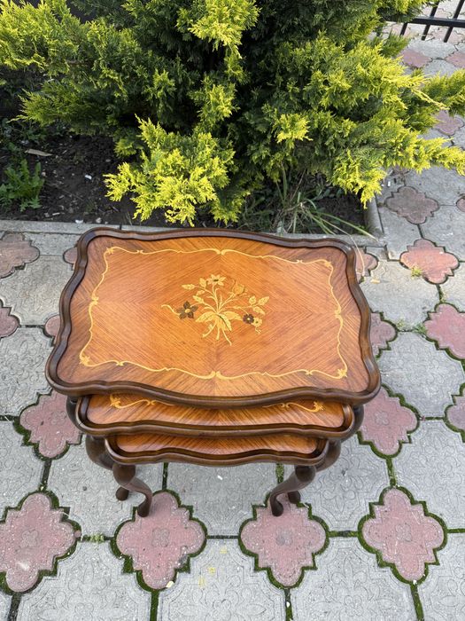 Set 3 masute deosebite din lemn cu intarsii florale