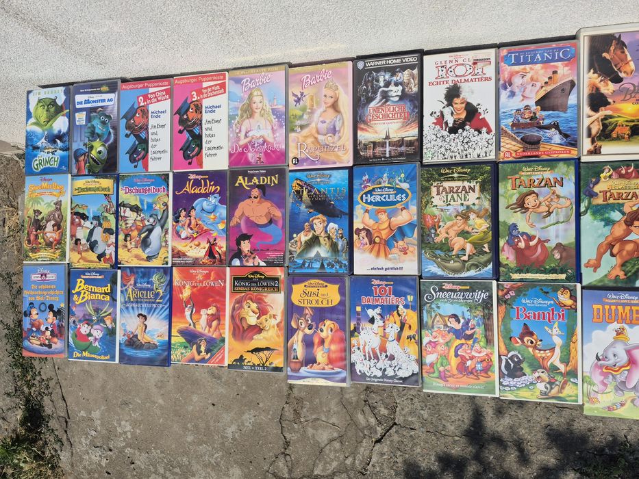 Vând 50 casete video VHS originale cu filme animație