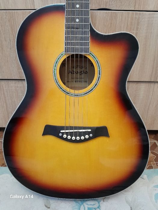 Продаётся Новая гитара.