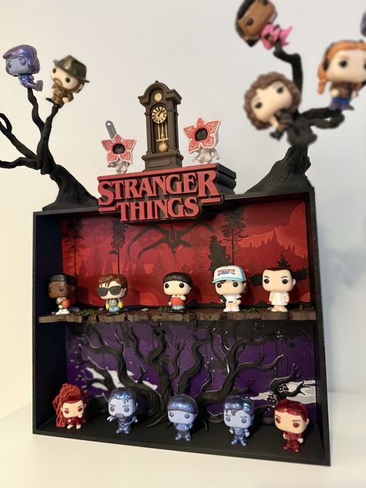 Suport/etajera/stand figurine jucarii Stranger Things will kinder