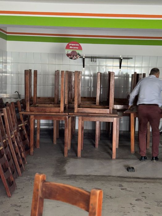 Set o masa si patru scaune de vanzare