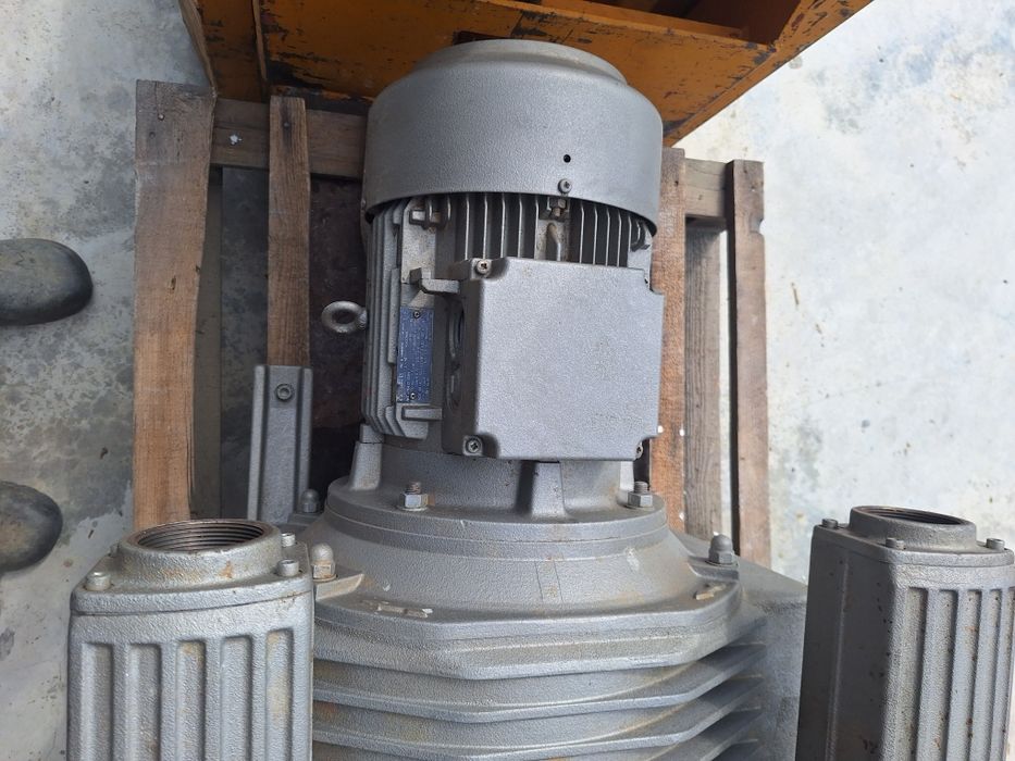 Pompă de vaccum  de 250 metri cubi
