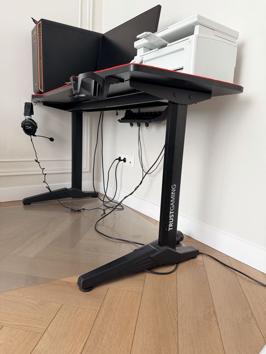 Компьютерный стол с ковриком