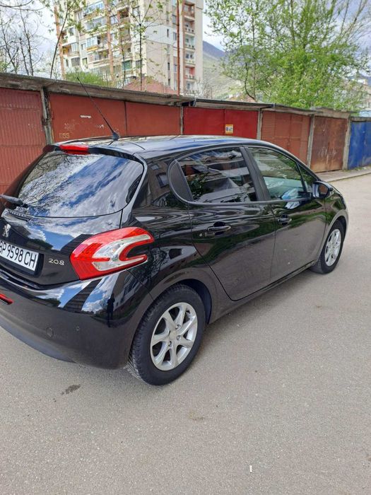 Продавам Peugeot 208