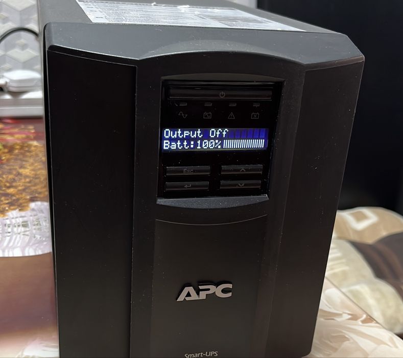 Ups Apc Smart 1500VA, sinusoida pura, acumulatori noi