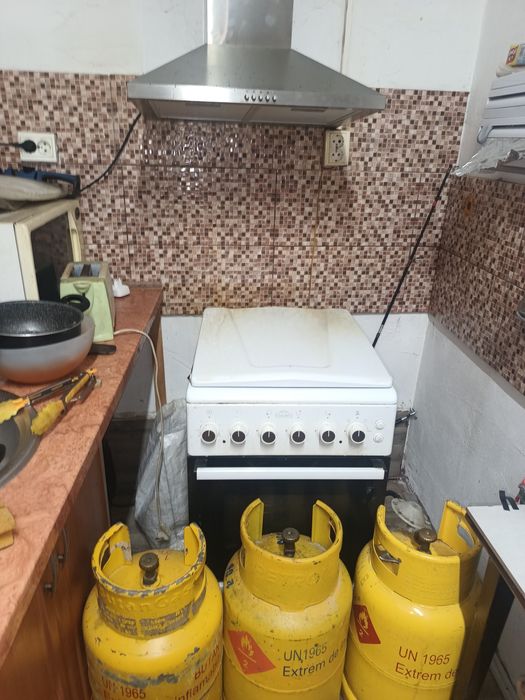 Aragaz 3 butelie și o hotă