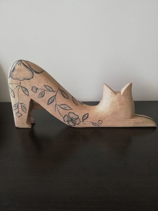 Голяма, закачлива и много сладка котка от дърво.