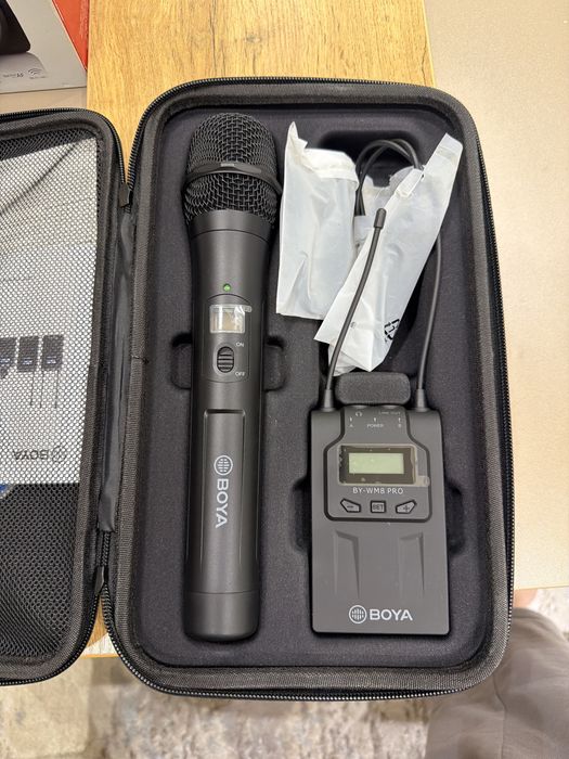 Boya Mikrafon ko’chada intervyu olishga