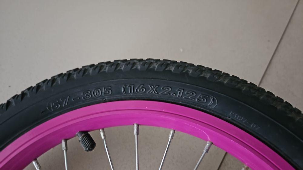 Vand piese de trotinete electrice și biciclete.
