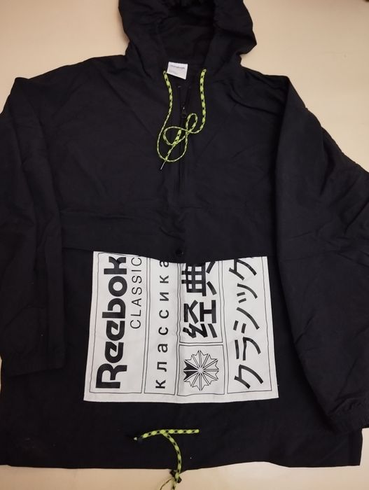 Ветровка женская б/ у . Разм М . Фирмы Reebok