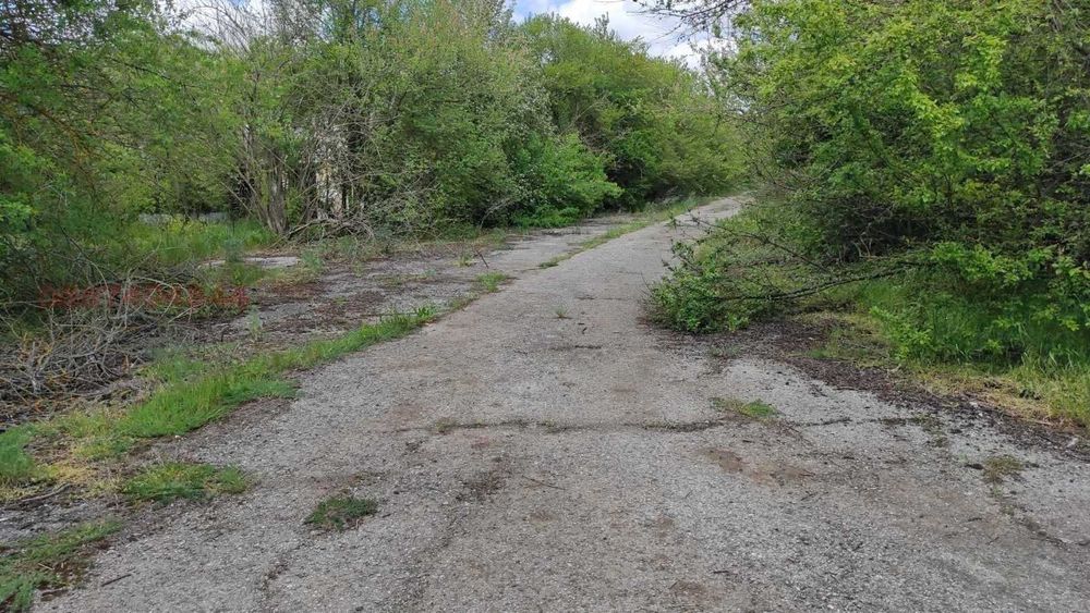 Продавам два парцела с постройки от стопански двор