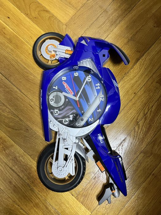 Ceas de pus pe perete