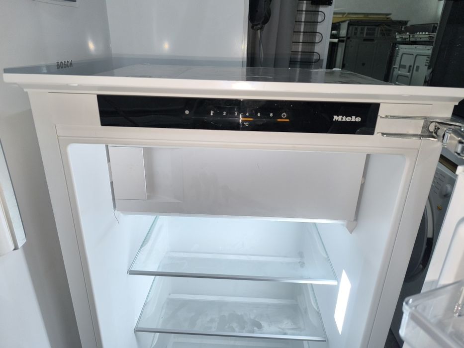 Хладилник с вътрешна камера за вграждане Miele K 7318 D - 187литра.