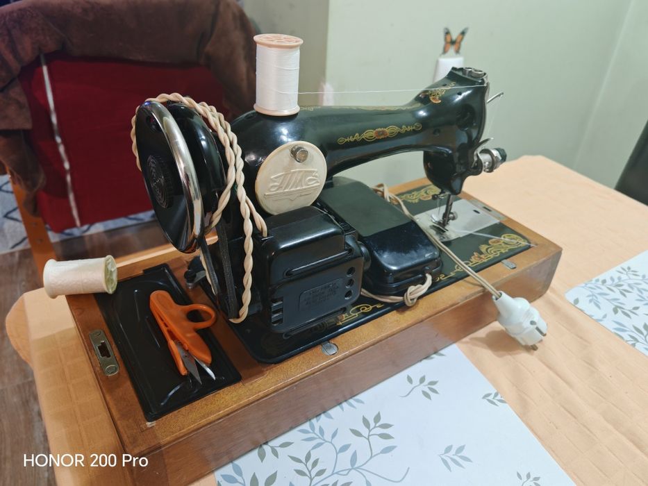 Vând mașina de cusut