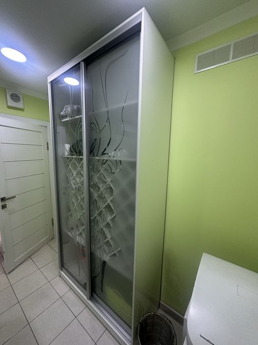 Продам белый шкаф со стеклянными дверцами