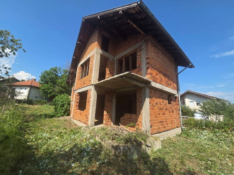 Просторна,масивна  къща с.Раненци обл.Кюстендил