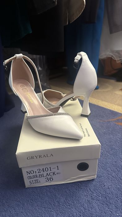 Туфли белого цвета