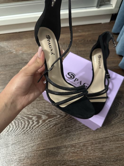 Босоножки на шпильке