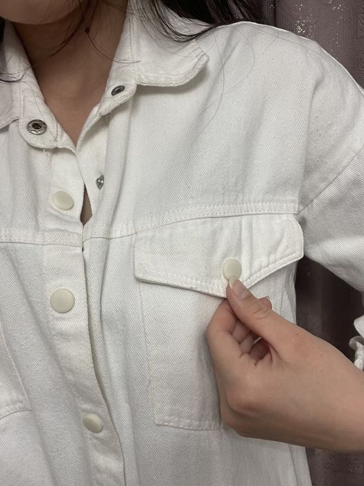 Белая верхняя джинсовая одежда.