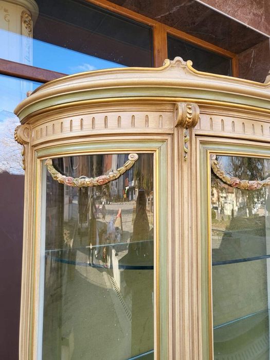 Изключително красива венецианска витрина
