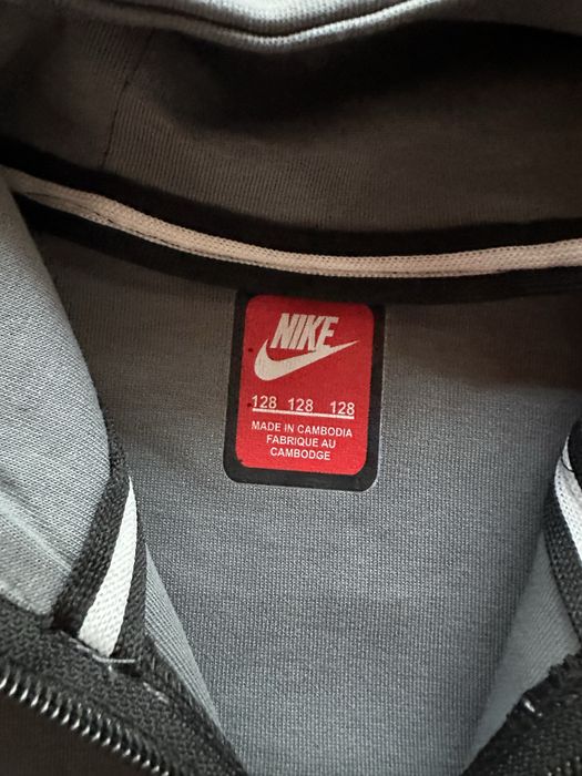 Детски,памучен,сив екип Nike със синя отметка,с активен джоб на ръкава на горнището