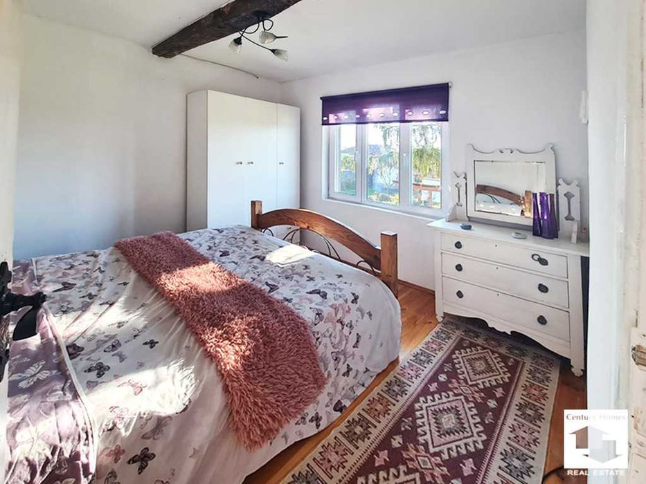 205017 Реновирана къща с голям двор в с. Градище