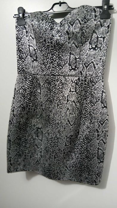 Lipsy London елегантна черно-сребърна жакардова рокля без презрамки