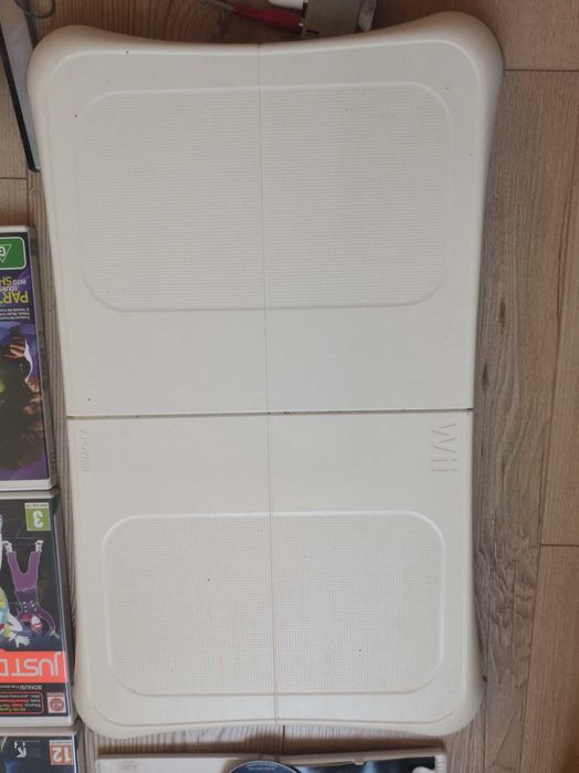 Продавам конзола Nintendo Wii с аксесоари и игри
