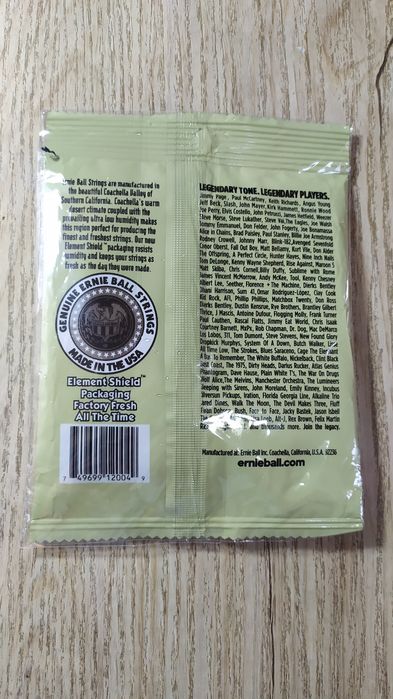 Струны металлические и нейлоновые,цветные, новые для  гитар