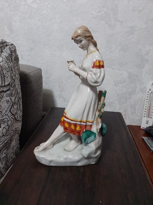 Статуэтка советского периода Девушка с ромашкой