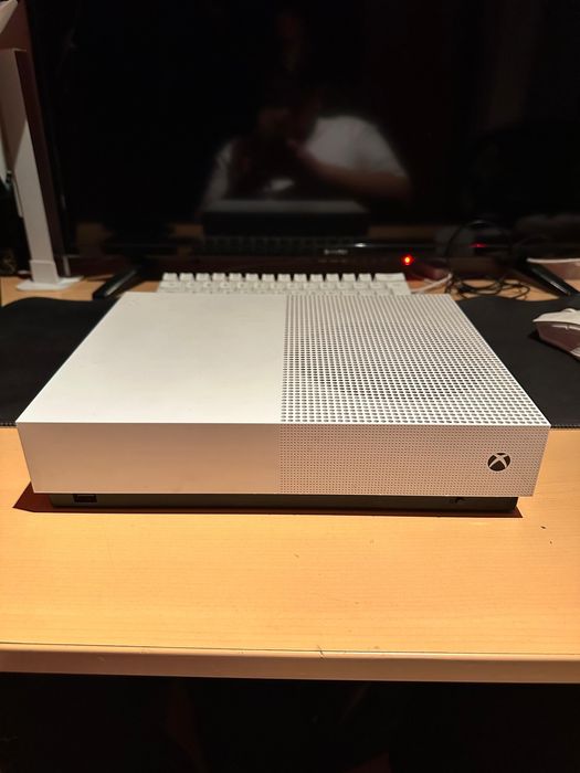 Xbox One S 1Tb  .