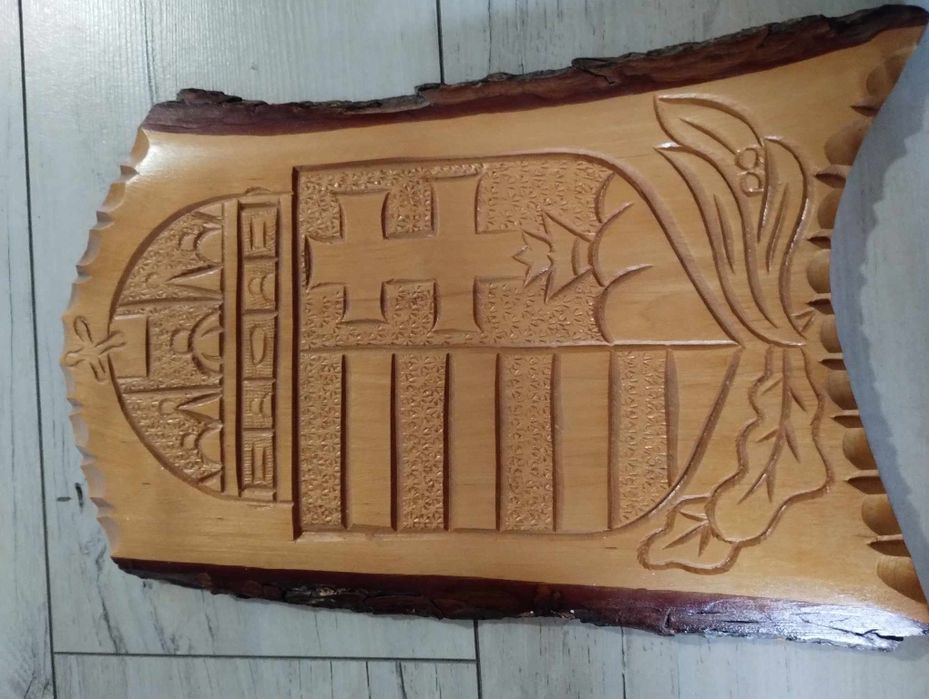 Нова дърворезба герб на Унгария